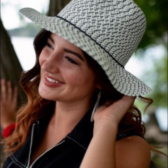 Meet your Posher, Cara - Picture 1 of 1